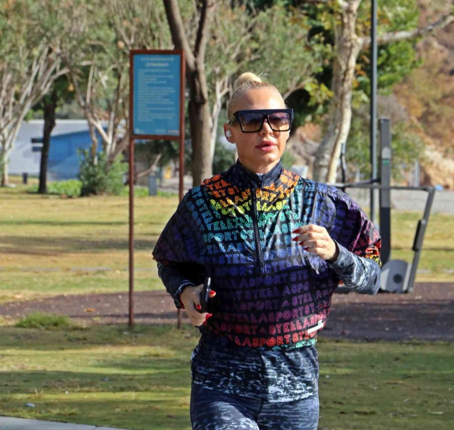 Dev Dalgalara Kafa Tuttular, Her Defasında Kıyıya Sevruldular