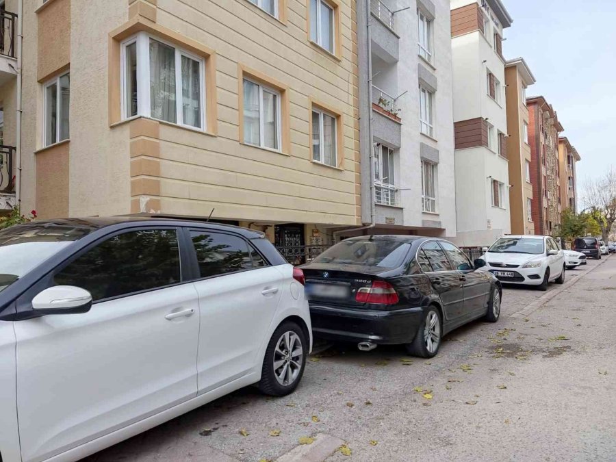 Bu Mahallede Kaldırımlar Araçlara Ait