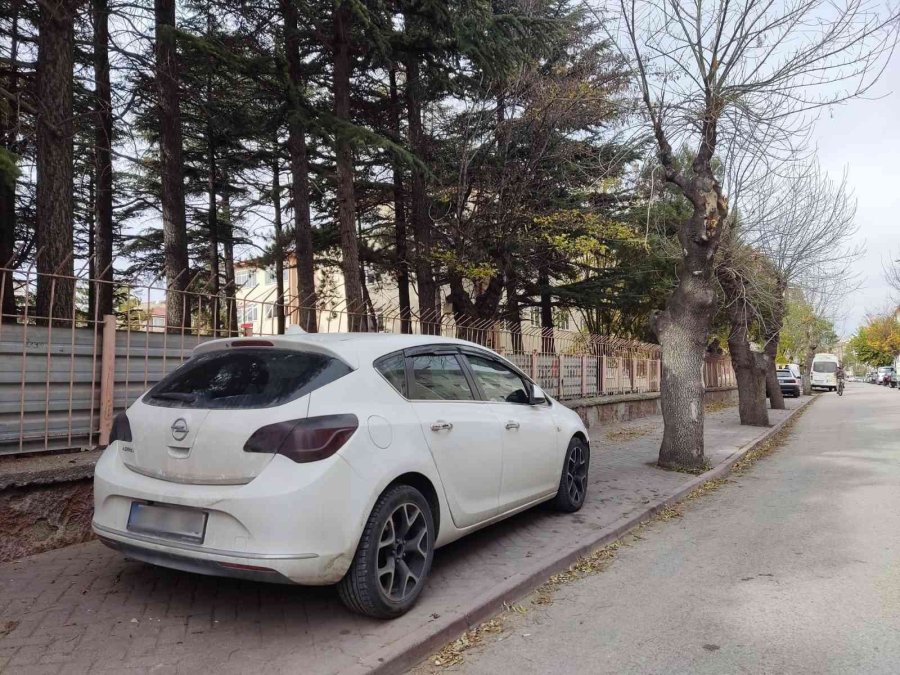 Bu Mahallede Kaldırımlar Araçlara Ait