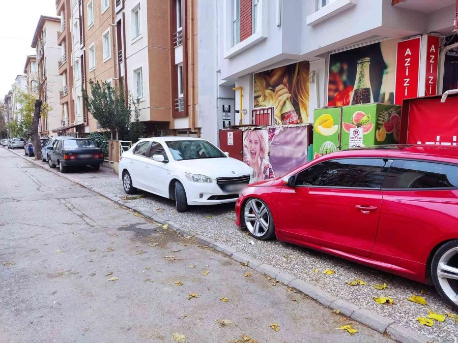 Bu Mahallede Kaldırımlar Araçlara Ait