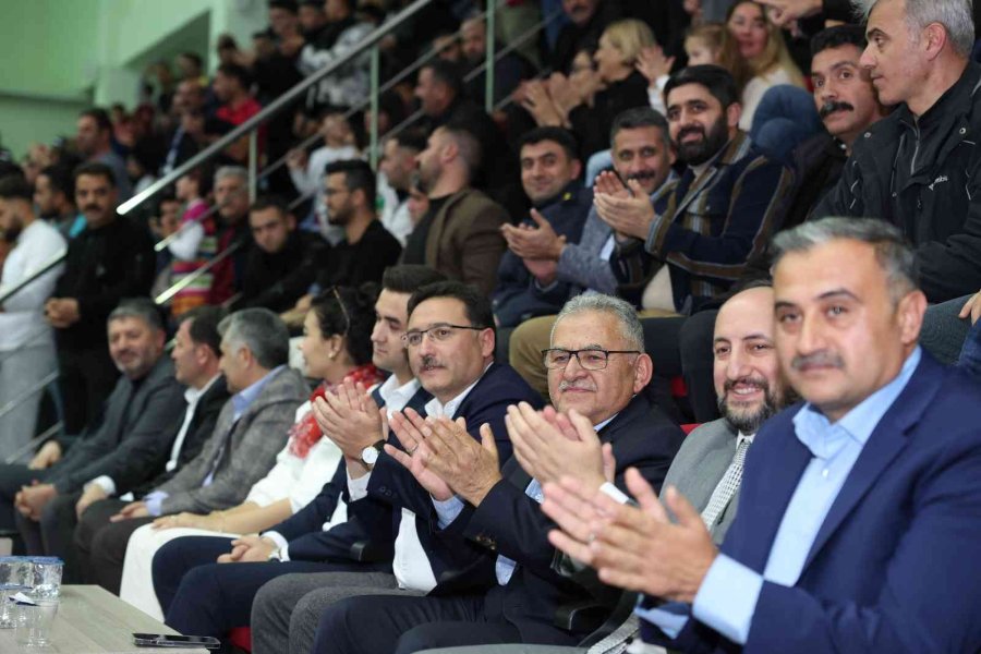 Başkan Büyükkılıç, Develi Belediyespor Maçını İzledi