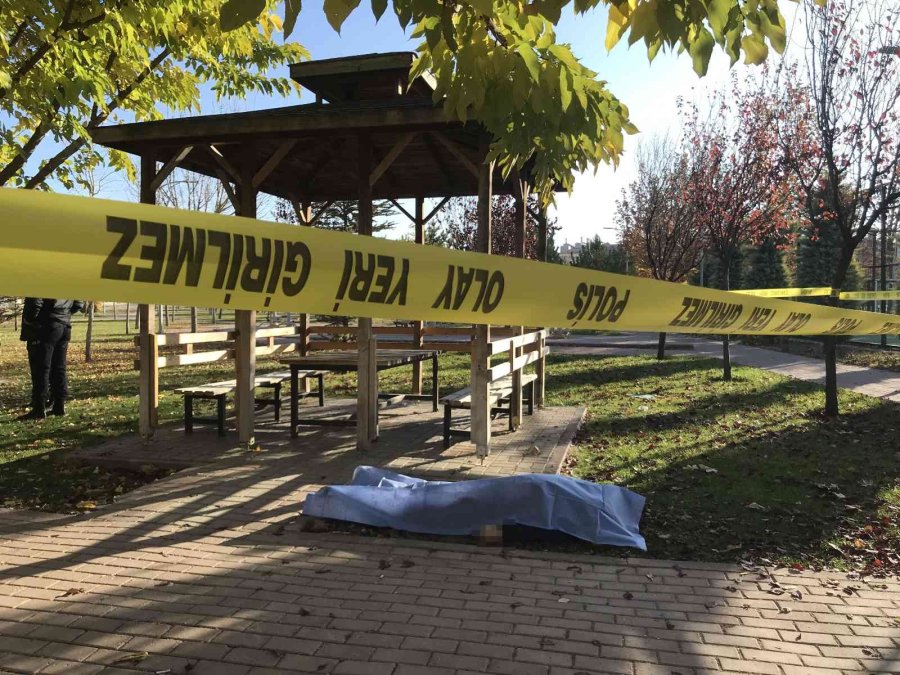 "camiye Gidiyorum" Diyerek Evden Çıkan Adam Parkta Ölü Bulundu