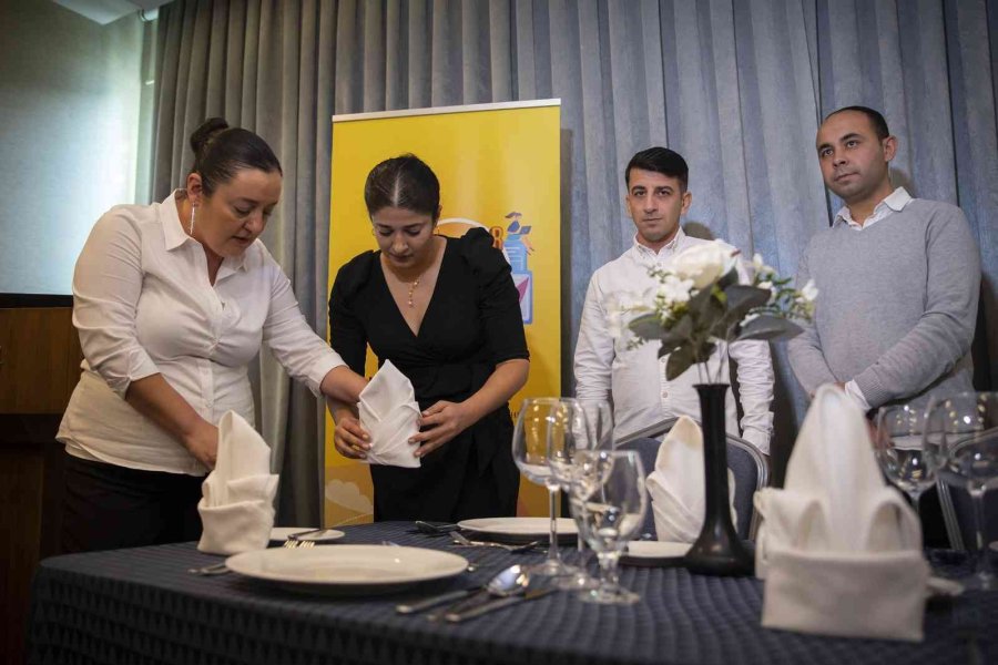 Mersin’de ’servis Elemanı Kursu’ Sona Erdi