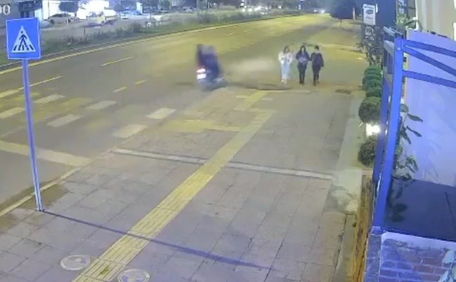 Yolda Yürüyen Kızların Yüzüne Yabancı Cisim Atıp Kaçtılar