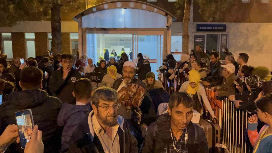 24 Günün Ardından Memleketine Dönen Umreciler Sevinçle Karşılandı