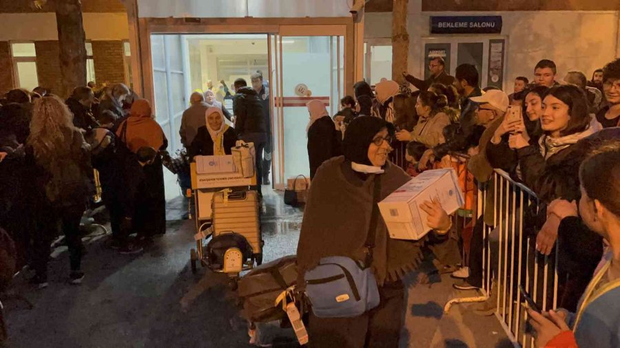 24 Günün Ardından Memleketine Dönen Umreciler Sevinçle Karşılandı