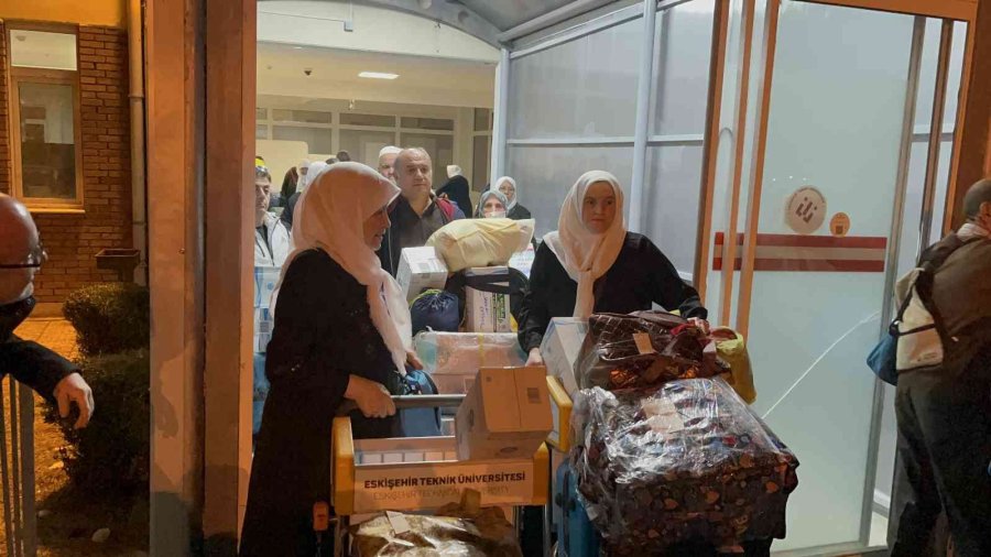 24 Günün Ardından Memleketine Dönen Umreciler Sevinçle Karşılandı