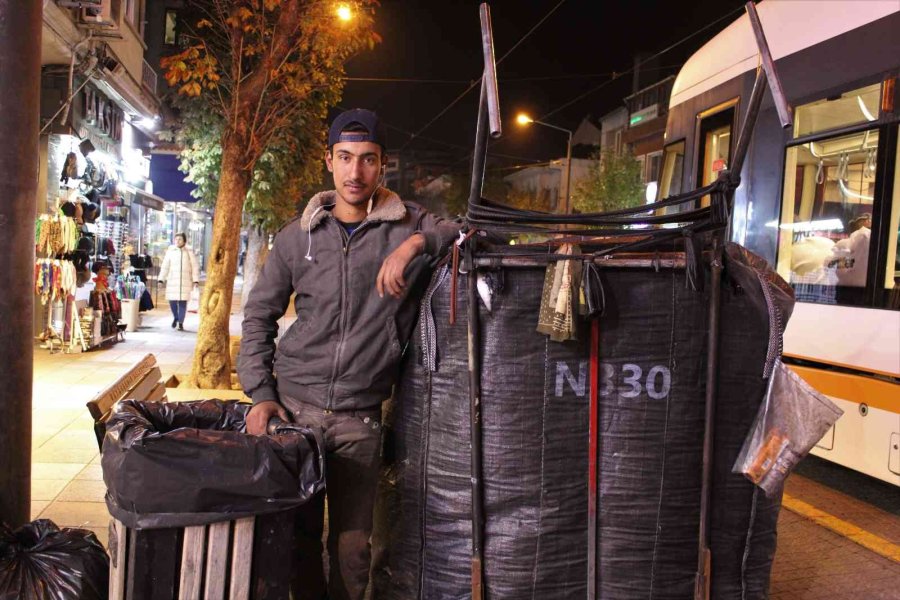 Ailesini Görebilmek İçin Akşama Kadar Karton Topluyor