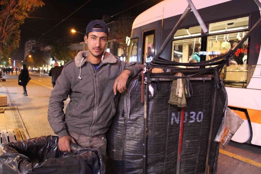 Ailesini Görebilmek İçin Akşama Kadar Karton Topluyor