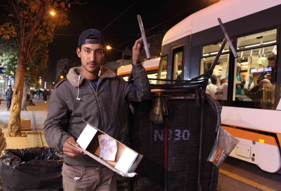 Ailesini Görebilmek İçin Akşama Kadar Karton Topluyor