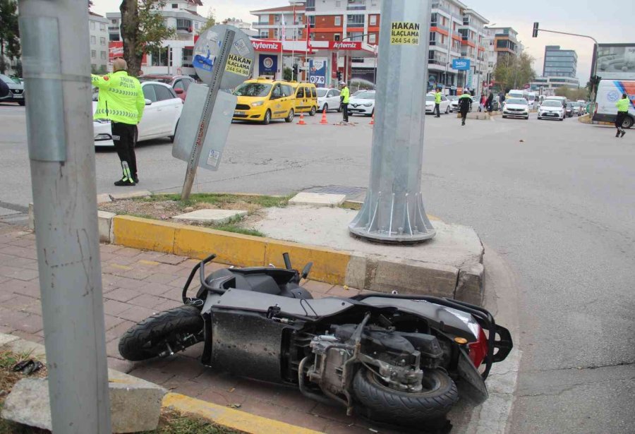 Kazada Ağır Yaralanan Motosiklet Sürücüsünü Kurtarmak İçin Vatandaşlar Seferber Oldu