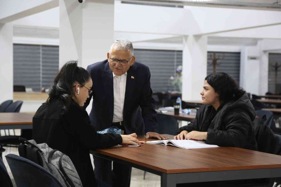 Kütüphanede Öğrencileri Başkan Büyükkılıç Karşıladı