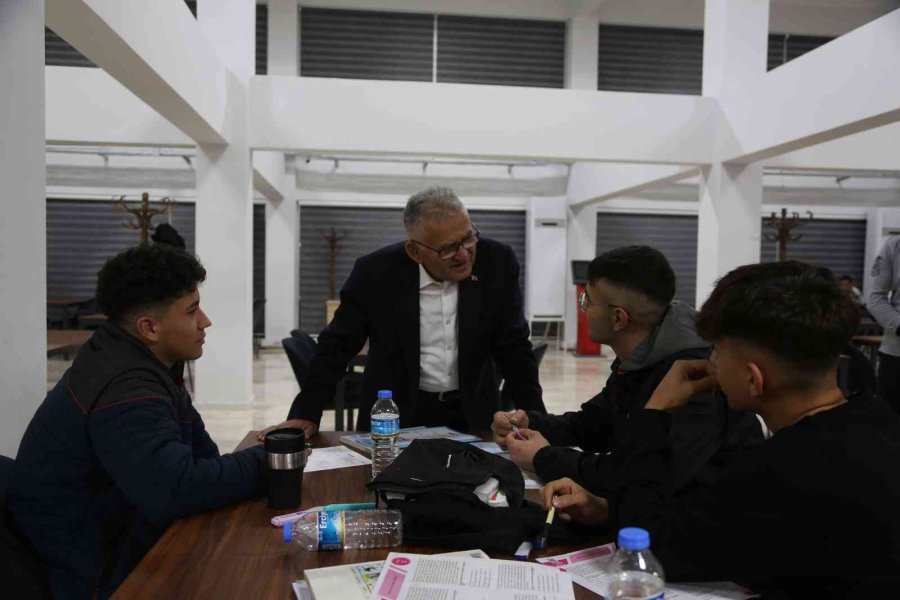 Kütüphanede Öğrencileri Başkan Büyükkılıç Karşıladı