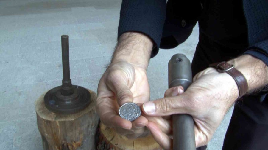 Asırlık Sikkeleri Saniyeler İçerisinde Basıyorlar