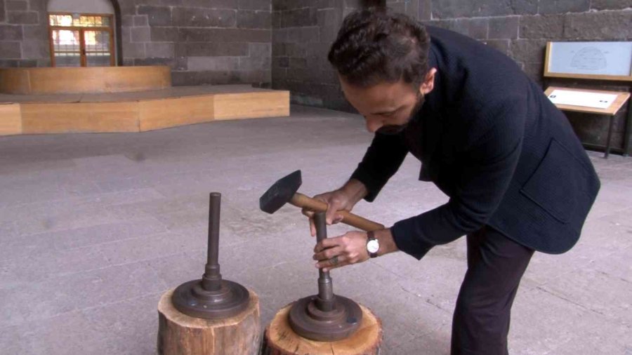 Asırlık Sikkeleri Saniyeler İçerisinde Basıyorlar