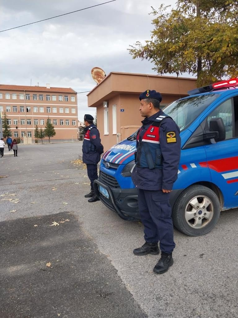 Jandarma’dan ‘kades’ Ve ’siber Zorbalık’ Eğitimi