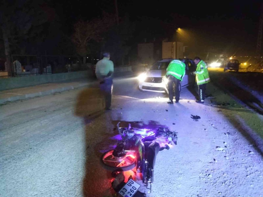 Otomobille Motosiklet Çarpıştı, Sürücüler Yaralandı