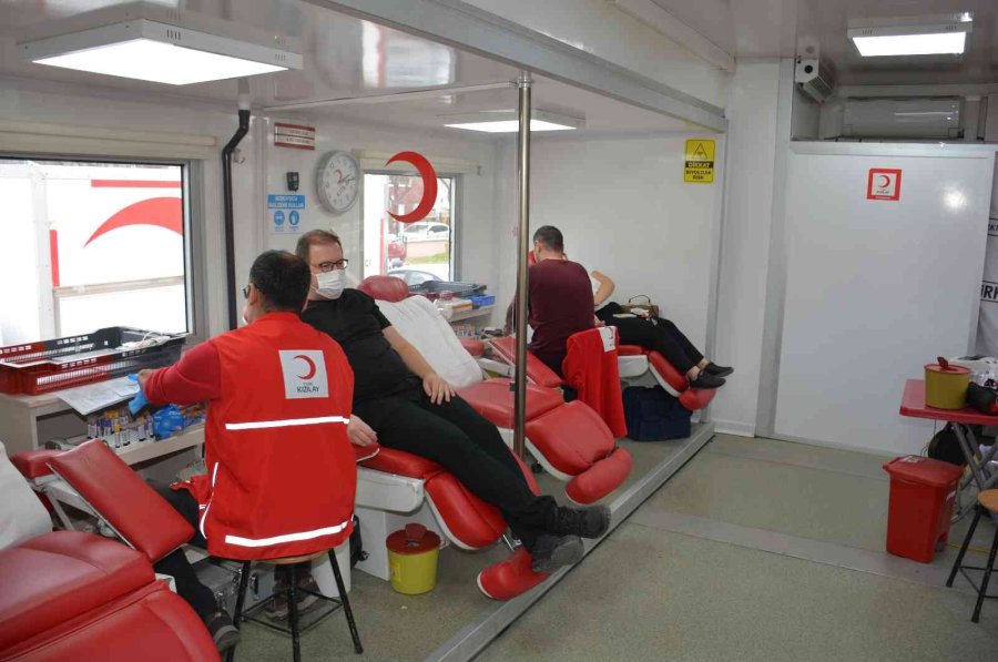 Öğretmenler Hasta Çocuklar İçin Kan Bağışında Bulundu