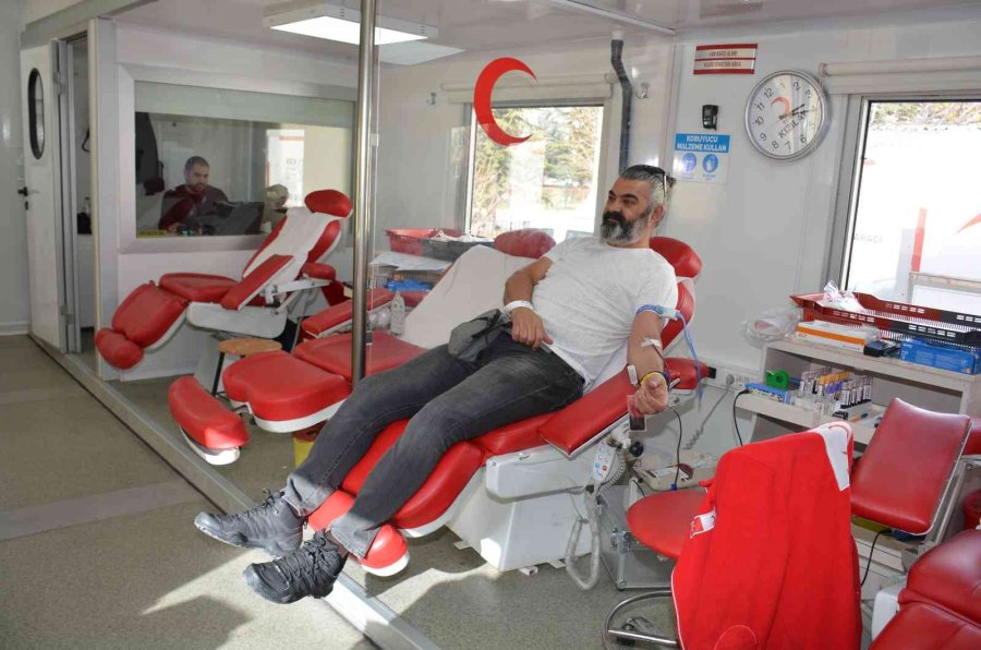 Öğretmenler Hasta Çocuklar İçin Kan Bağışında Bulundu