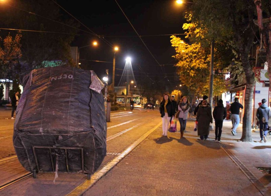 Ailesini Görebilmek İçin Akşama Kadar Karton Topluyor