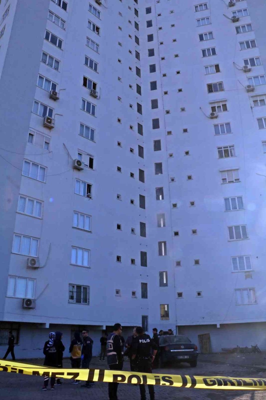 15 Katlı Binadan Beton Zemine Düşen Genç Kadın Hayatını Kaybetti