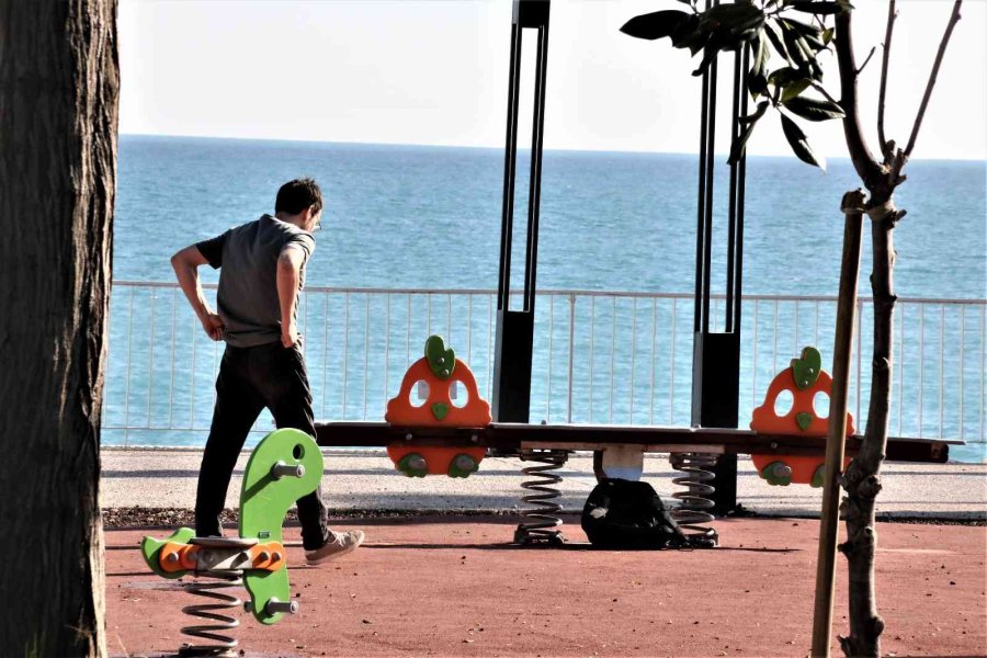 Manzaraya Seyre Daldı, Unuttuğu Çanta Ekipleri Alarma Geçirdi