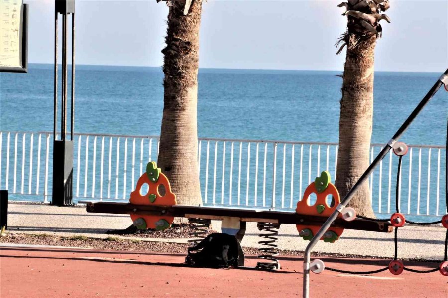 Manzaraya Seyre Daldı, Unuttuğu Çanta Ekipleri Alarma Geçirdi