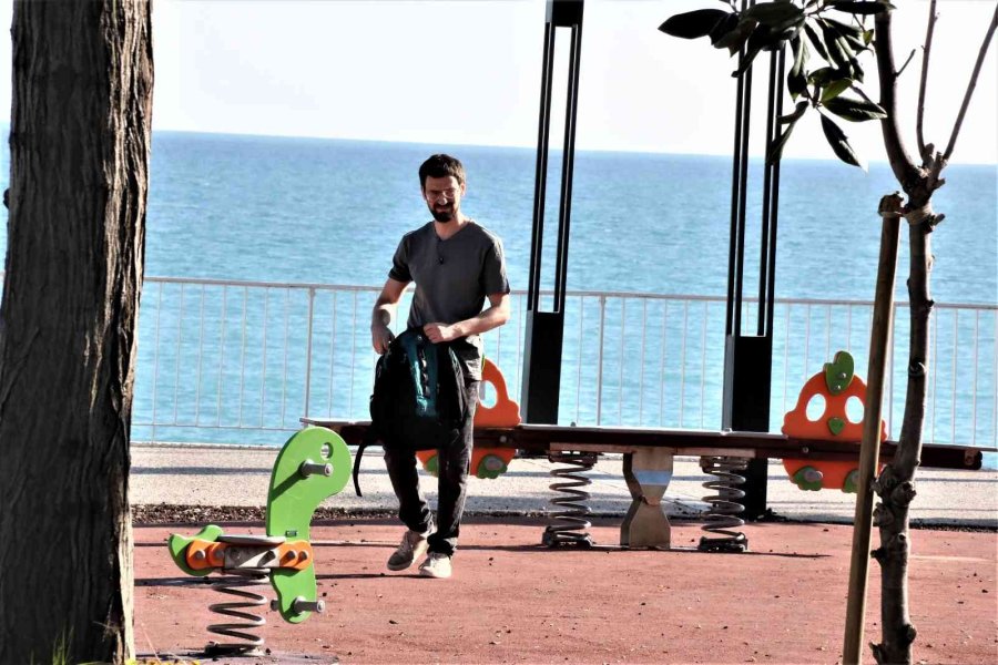 Manzaraya Seyre Daldı, Unuttuğu Çanta Ekipleri Alarma Geçirdi