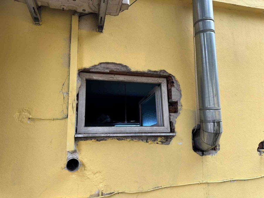 Kedi Girdi Sandılar, Hırsız Olduğunu Anlayınca Neye Uğradığını Şaşırdılar