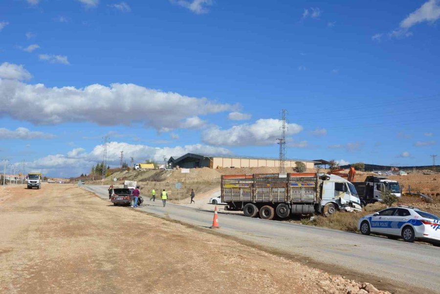 Kamyonla Çarpışan Otomobilin Sürücüsü Ağır Yaralandı