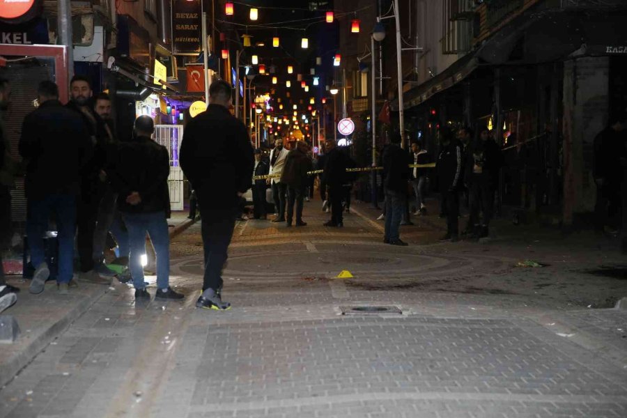 Eğlence Mekanı Önünde Silahlı Kavga: 2 Yaralı