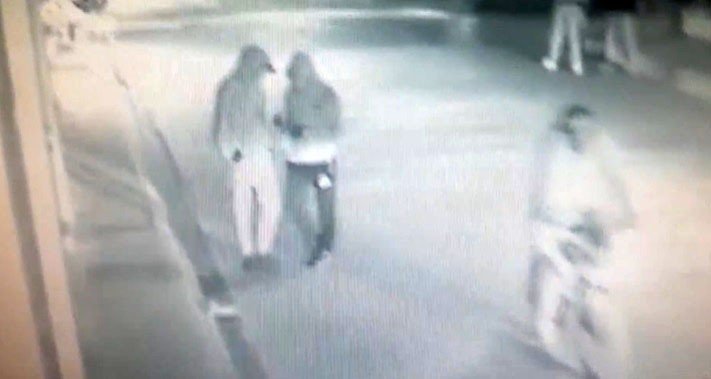 Bıçaklı Gaspçılar Önce Güvenlik Kamerasına Ardından Polise Yakalandı