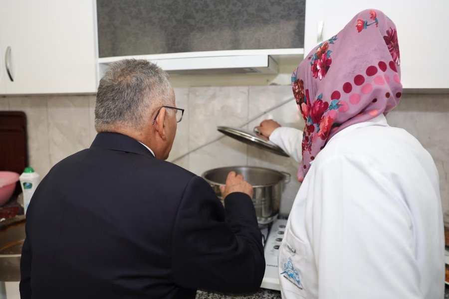 Büyükkılıç, Sarız’da Kadın Kooperatifi’ni Ve Esnafları Ziyaret Etti