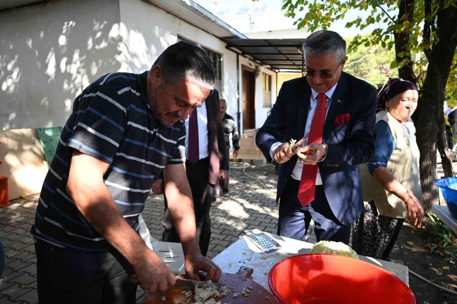 Dere Islah Çalışmaları Tamamlanan Mahallede Yemekli Kutlama