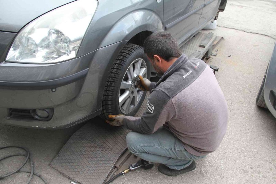 Konya’da Lastikçilerde “kış Lastiği” Değişim Mesaisi Yoğunlaştı