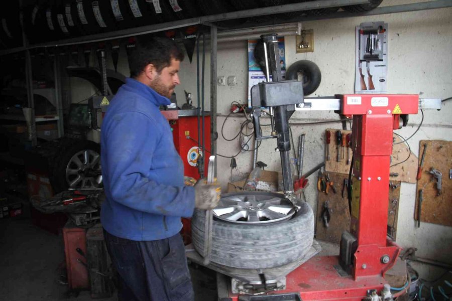 Konya’da Lastikçilerde “kış Lastiği” Değişim Mesaisi Yoğunlaştı