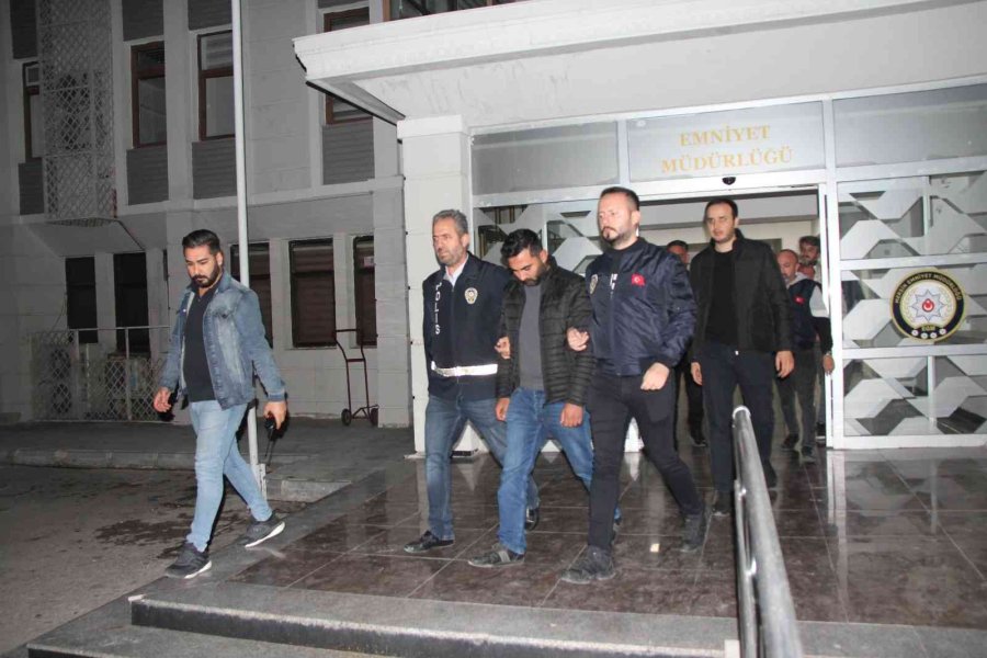 Mersin’de Üniversiteli Kızlara Yabancı Cisim Atan Motosikletli Gençler Yakalandı