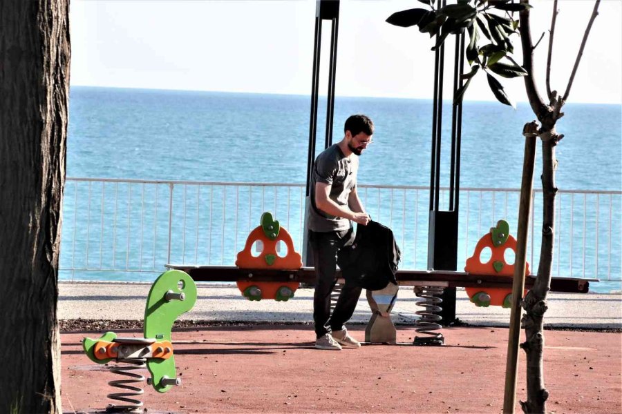 Manzaraya Seyre Daldı, Unuttuğu Çanta Ekipleri Alarma Geçirdi