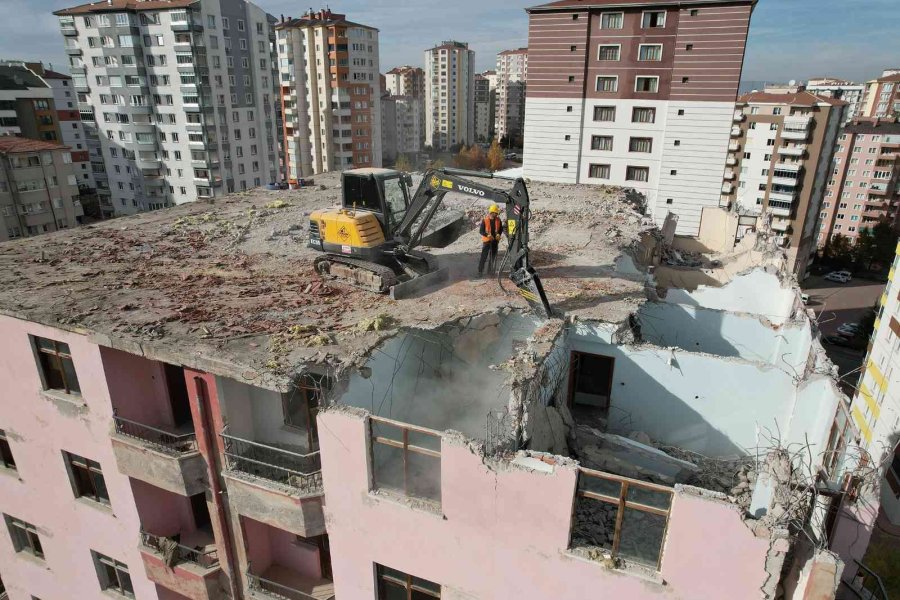 Metruk Bina Yıkılıyor, Çevreye Huzur Ve Güven Geliyor