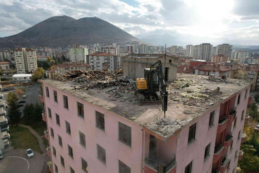 Metruk Bina Yıkılıyor, Çevreye Huzur Ve Güven Geliyor