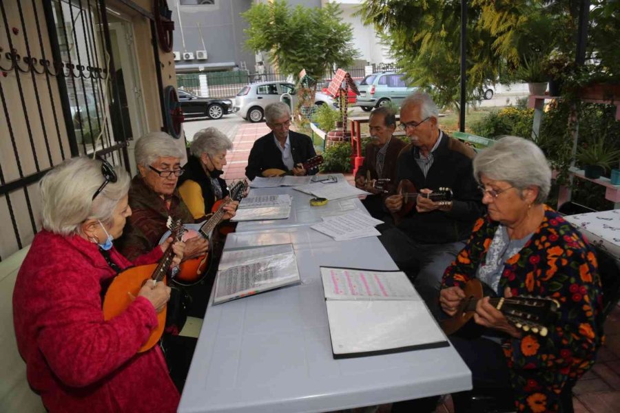 Mezitli Belediyesi Okuma Evi Vatandaşların Uğrak Noktası Oldu