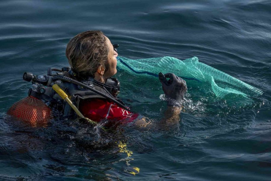 Alanya’da Denizde 19 Dalgıç 38 Kilogram Atık Topladı