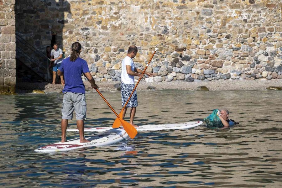 Alanya’da Denizde 19 Dalgıç 38 Kilogram Atık Topladı