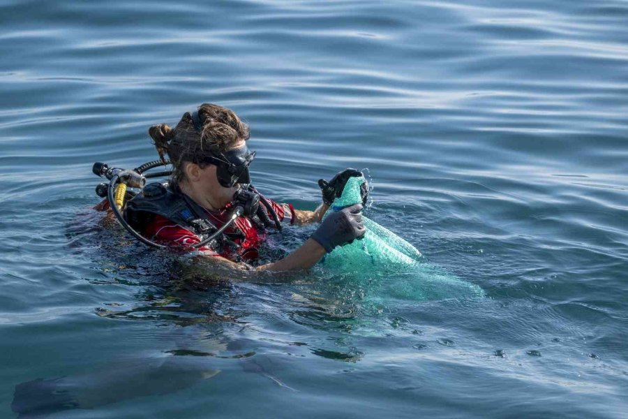 Alanya’da Denizde 19 Dalgıç 38 Kilogram Atık Topladı