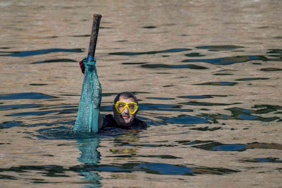 Alanya’da Denizde 19 Dalgıç 38 Kilogram Atık Topladı