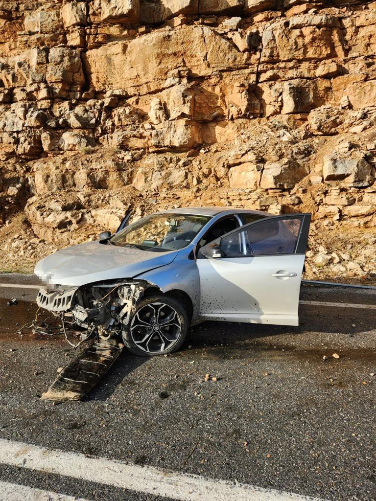 Antalya’da Otomobil Kayalıklara Çarptı: 1 Yaralı