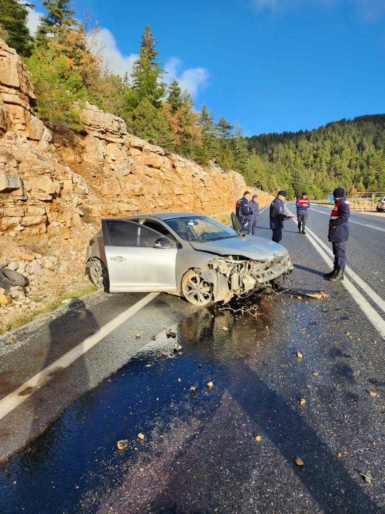 Antalya’da Otomobil Kayalıklara Çarptı: 1 Yaralı