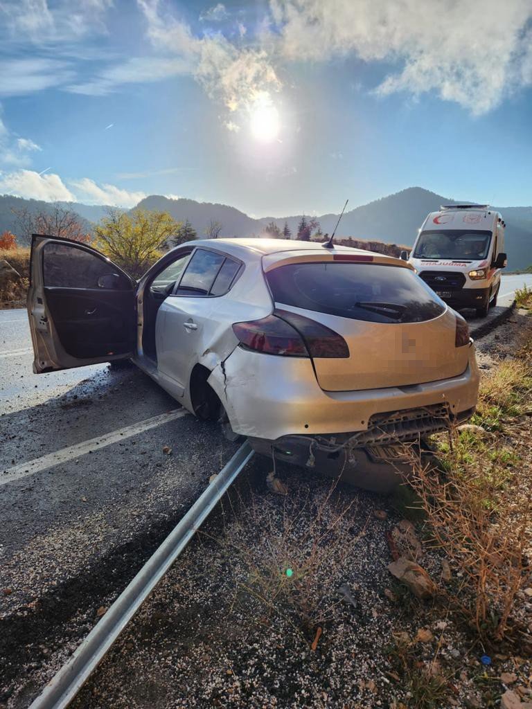 Antalya’da Otomobil Kayalıklara Çarptı: 1 Yaralı