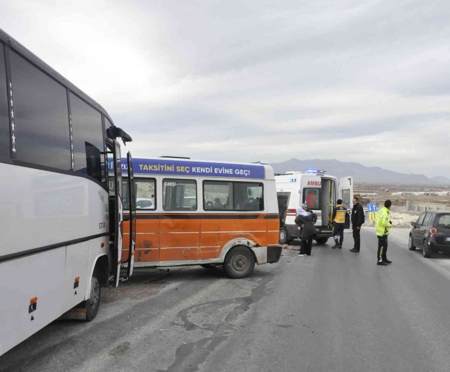 Karaman’da İşçi Servisi İle Yolcu Minibüsü Çarpıştı: 5 Yaralı