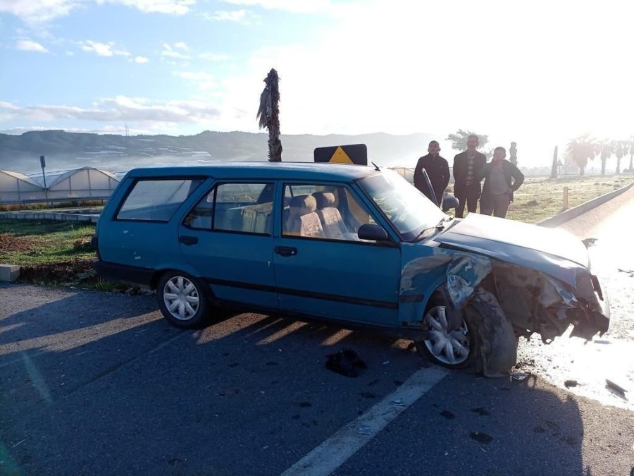 Gazipaşa’da Kamyonet İle Otomobil Çarpıştı: 1 Yaralı